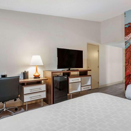 فندق Clarion Pointe Fresno Near Yosemite المظهر الخارجي الصورة