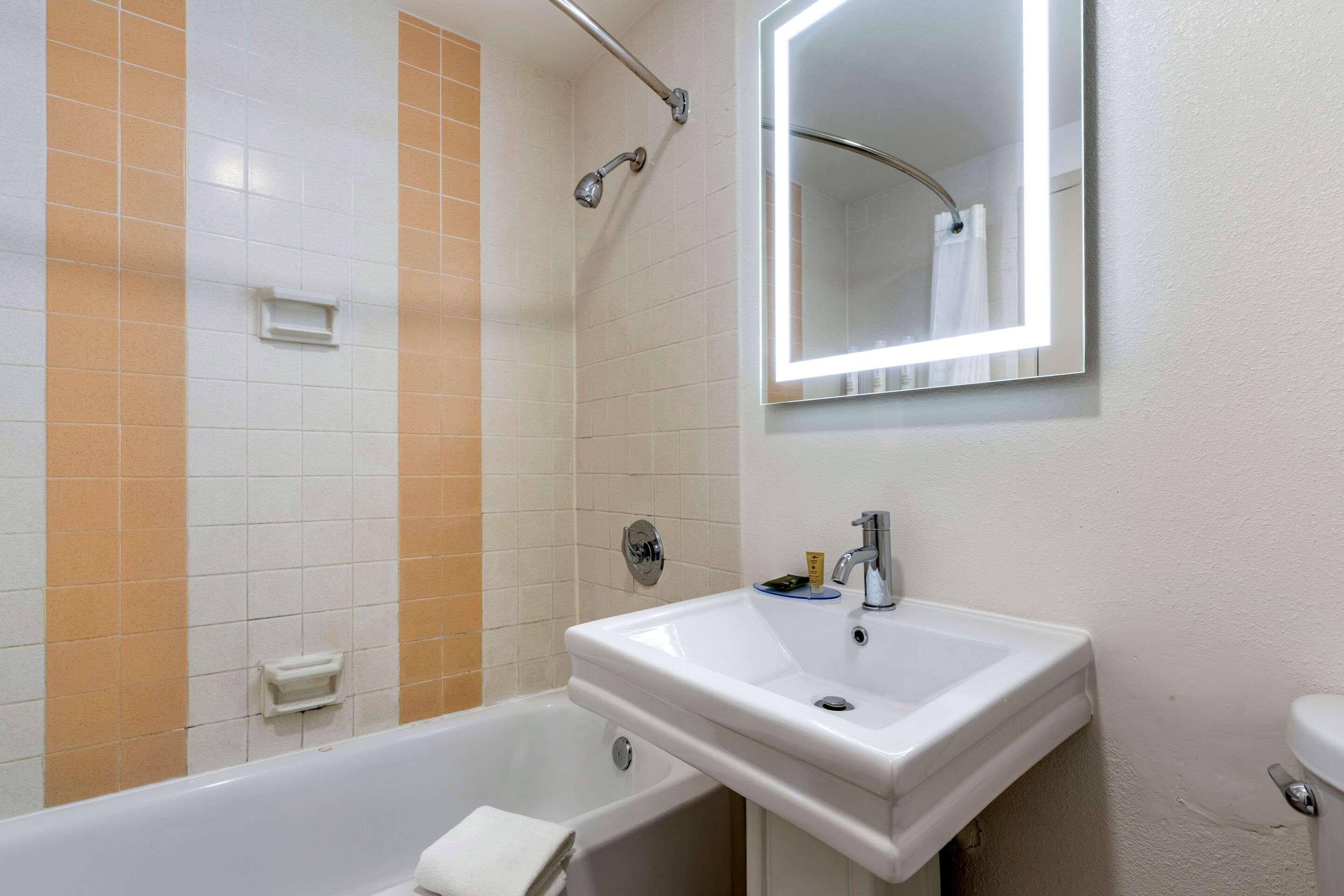 فندق Clarion Pointe Fresno Near Yosemite المظهر الخارجي الصورة