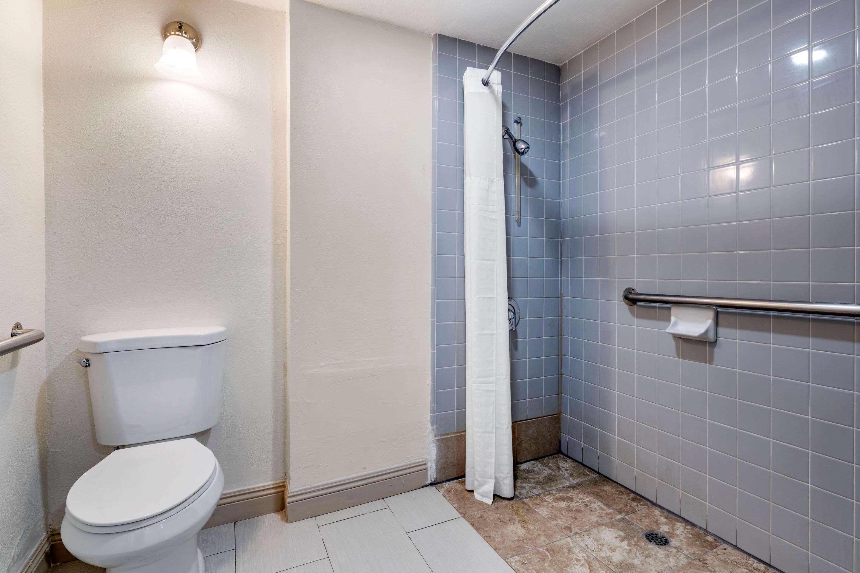 فندق Clarion Pointe Fresno Near Yosemite المظهر الخارجي الصورة