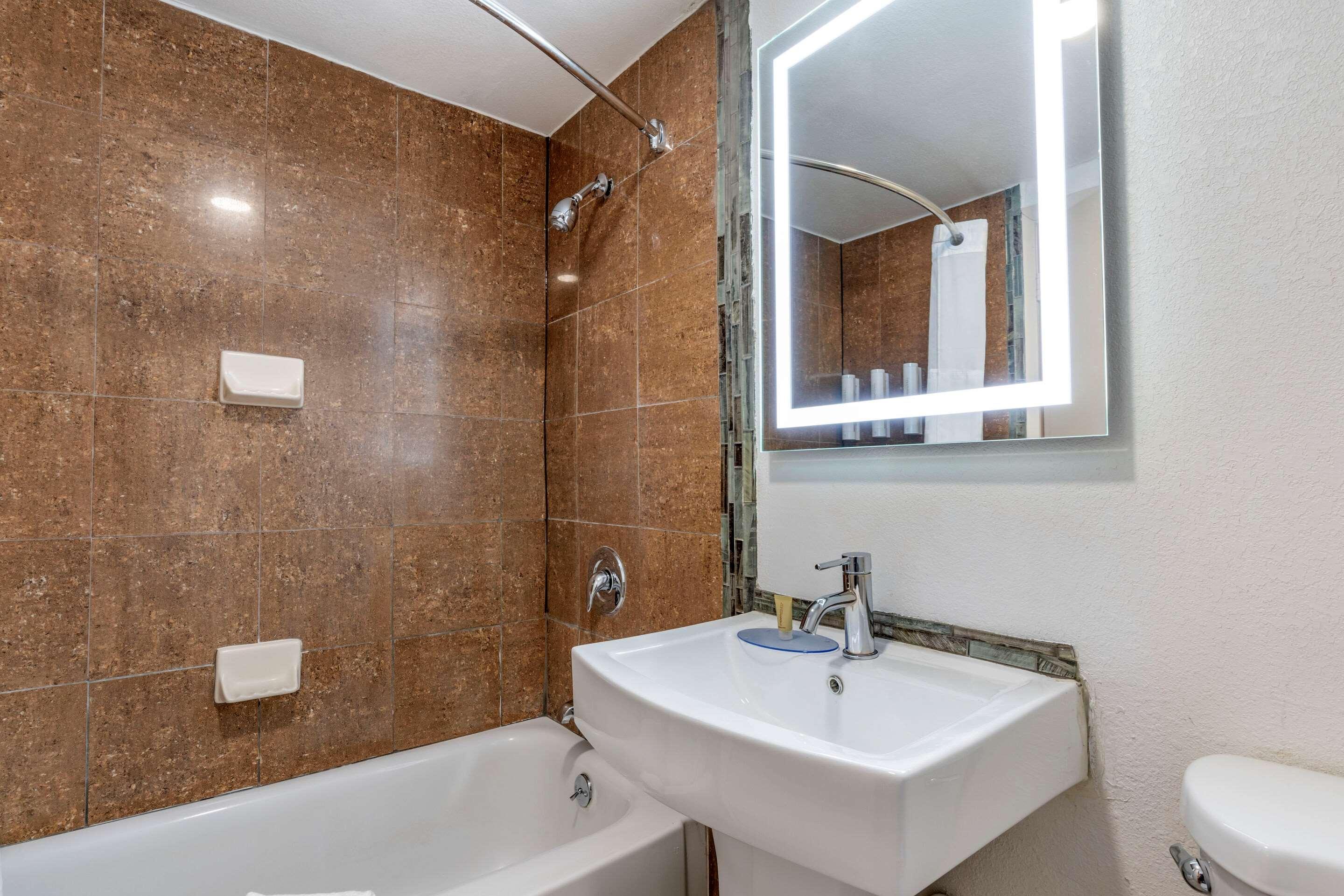 فندق Clarion Pointe Fresno Near Yosemite المظهر الخارجي الصورة