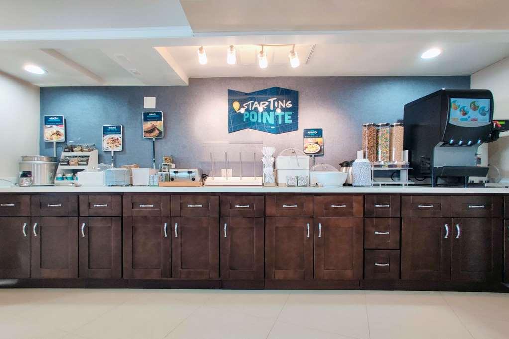 فندق Clarion Pointe Fresno Near Yosemite المطعم الصورة