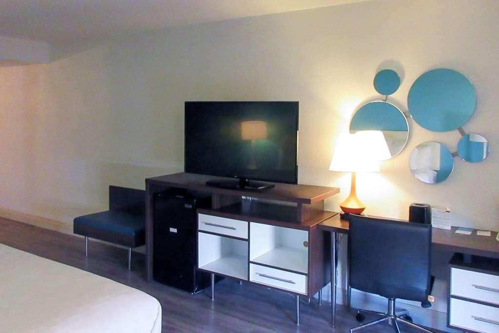فندق Clarion Pointe Fresno Near Yosemite الغرفة الصورة